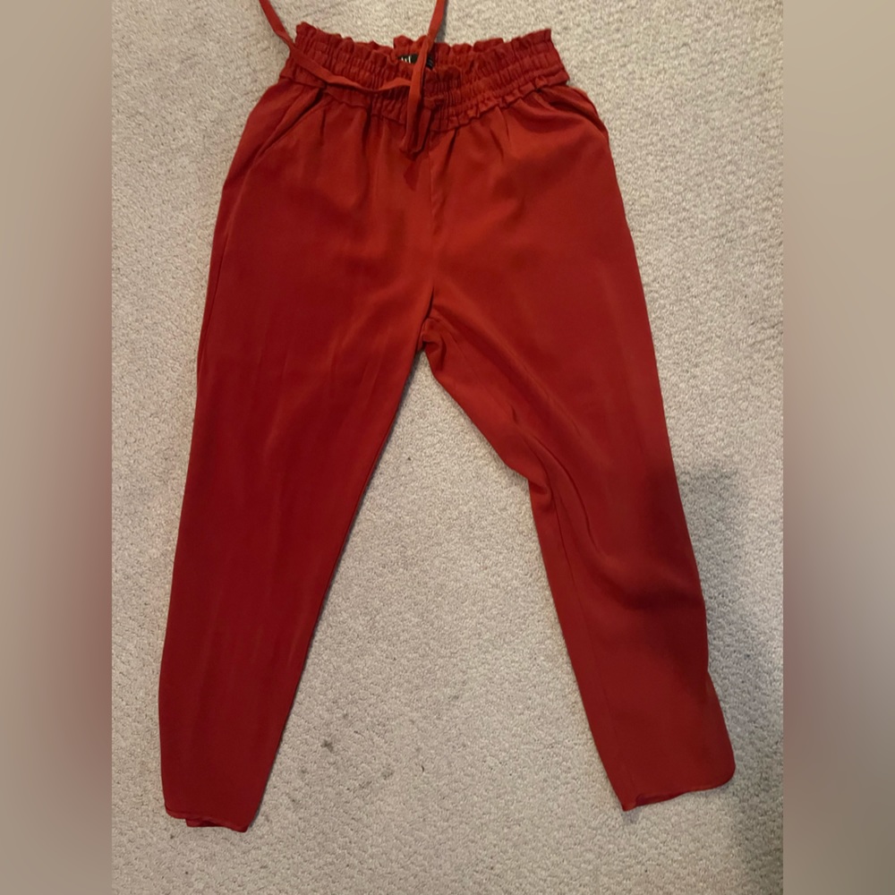 Red-orange elastic cropped pants